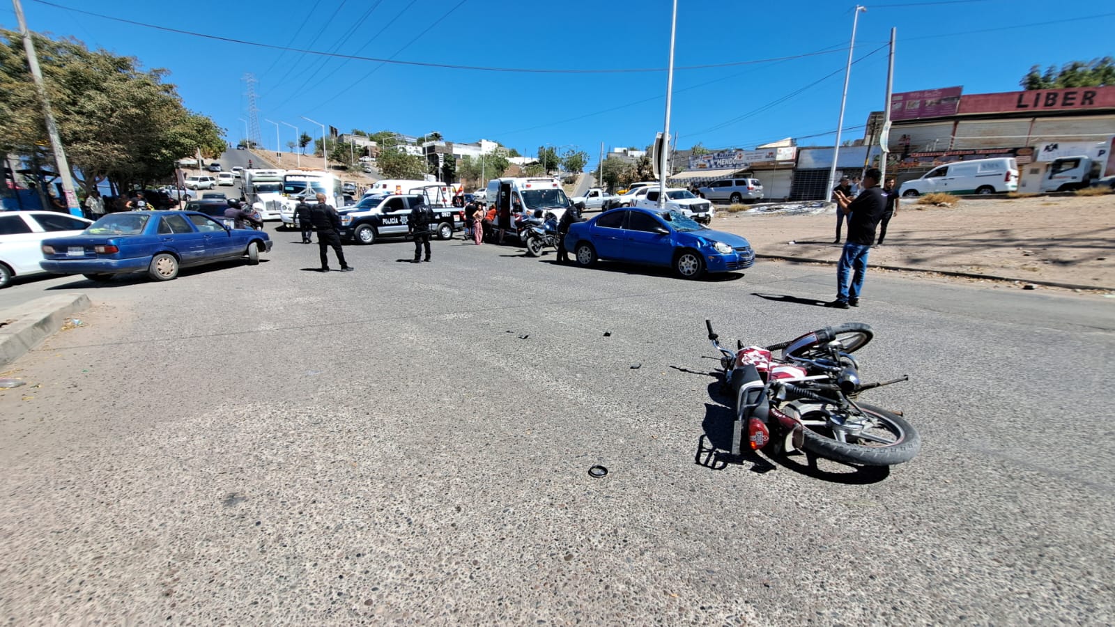 Elementos de Cruz Roja por choque entre motociclistas y automóvil. / Foto: Geovanny Elizalde