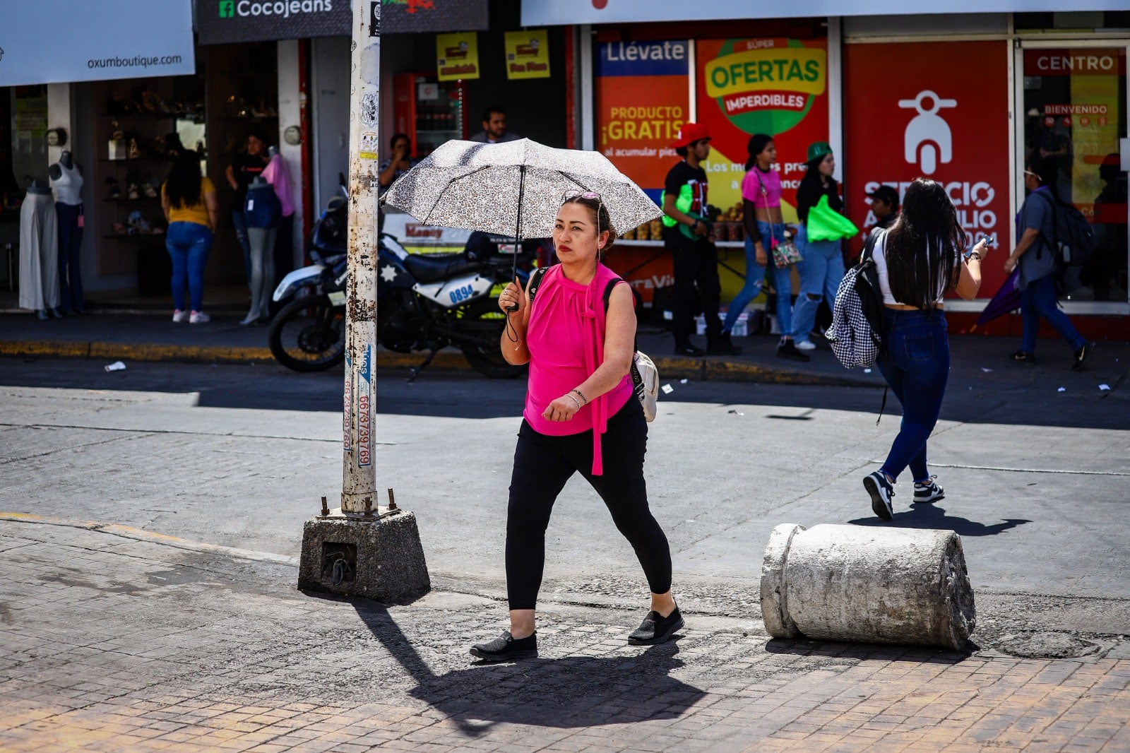 Mujer con paraguas en Culiacán