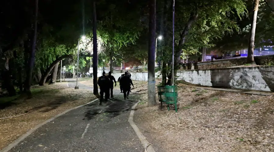 Policías buscan a presunto asaltante en el Parque Las Riberas.