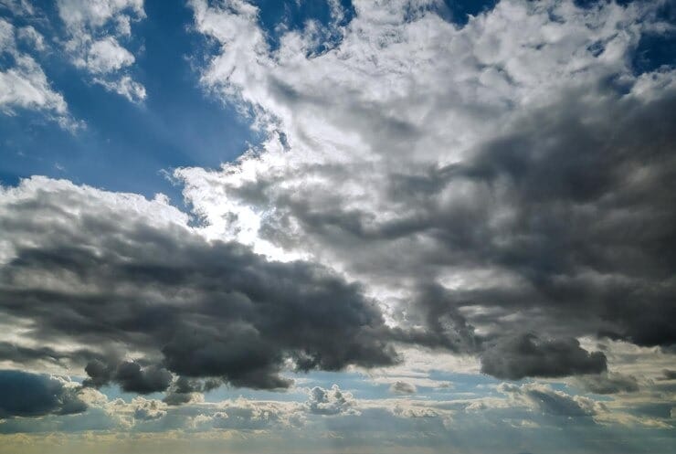 Cielo azul con nubes en tonos blancos y grises