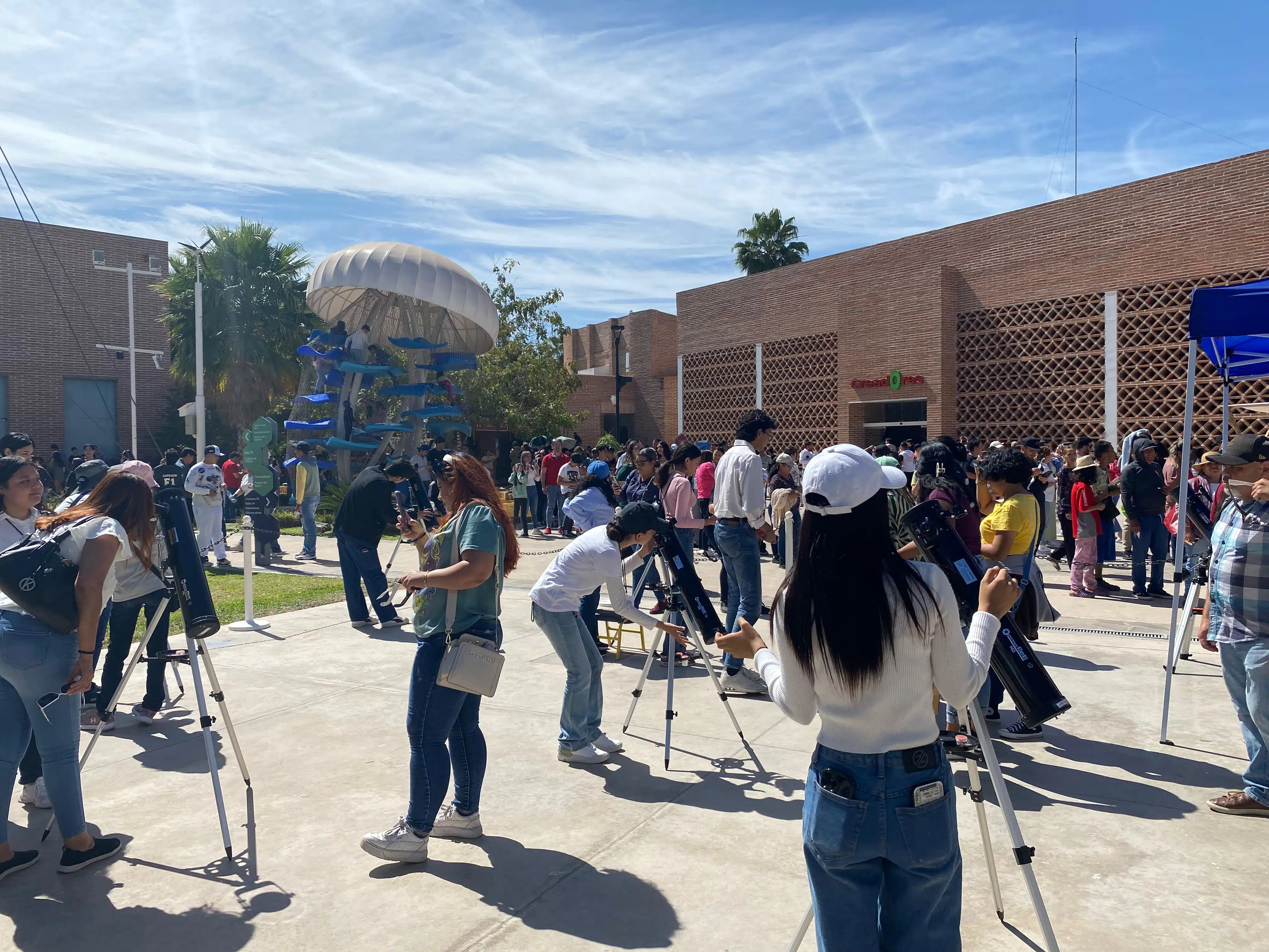 Ahomenses reunidos para observar el eclipse total de sol.