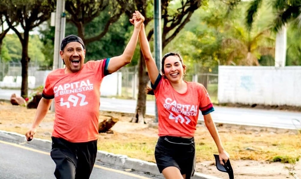 Pareja de novios en carrera