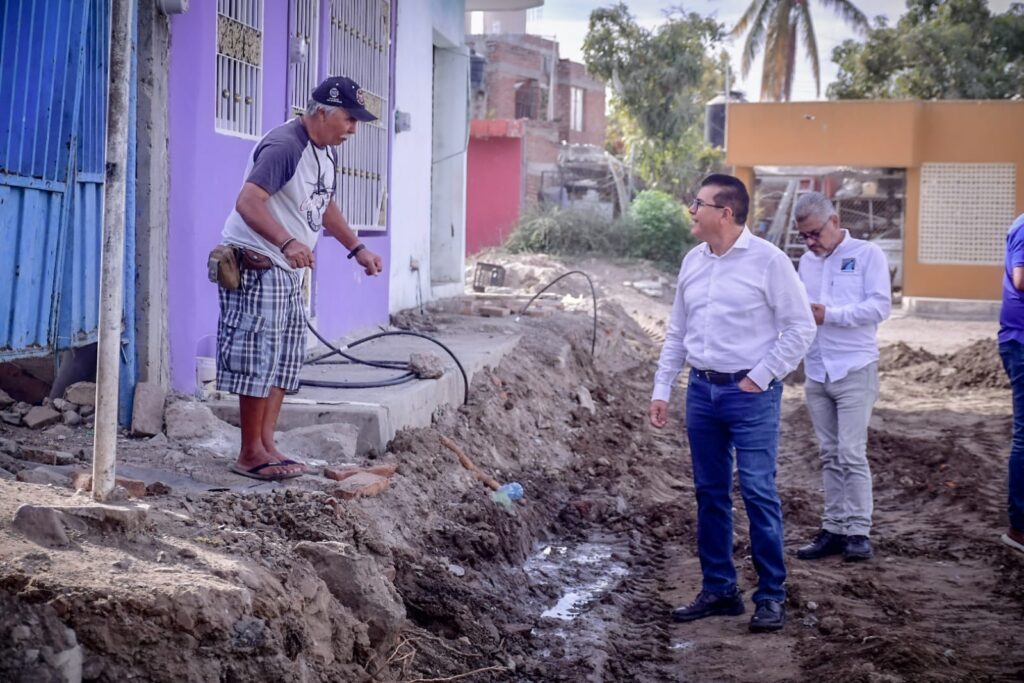Édgar González supervisa pavimentación en Mazatlán
