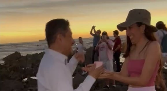 Pareja se compromete en matrimonio