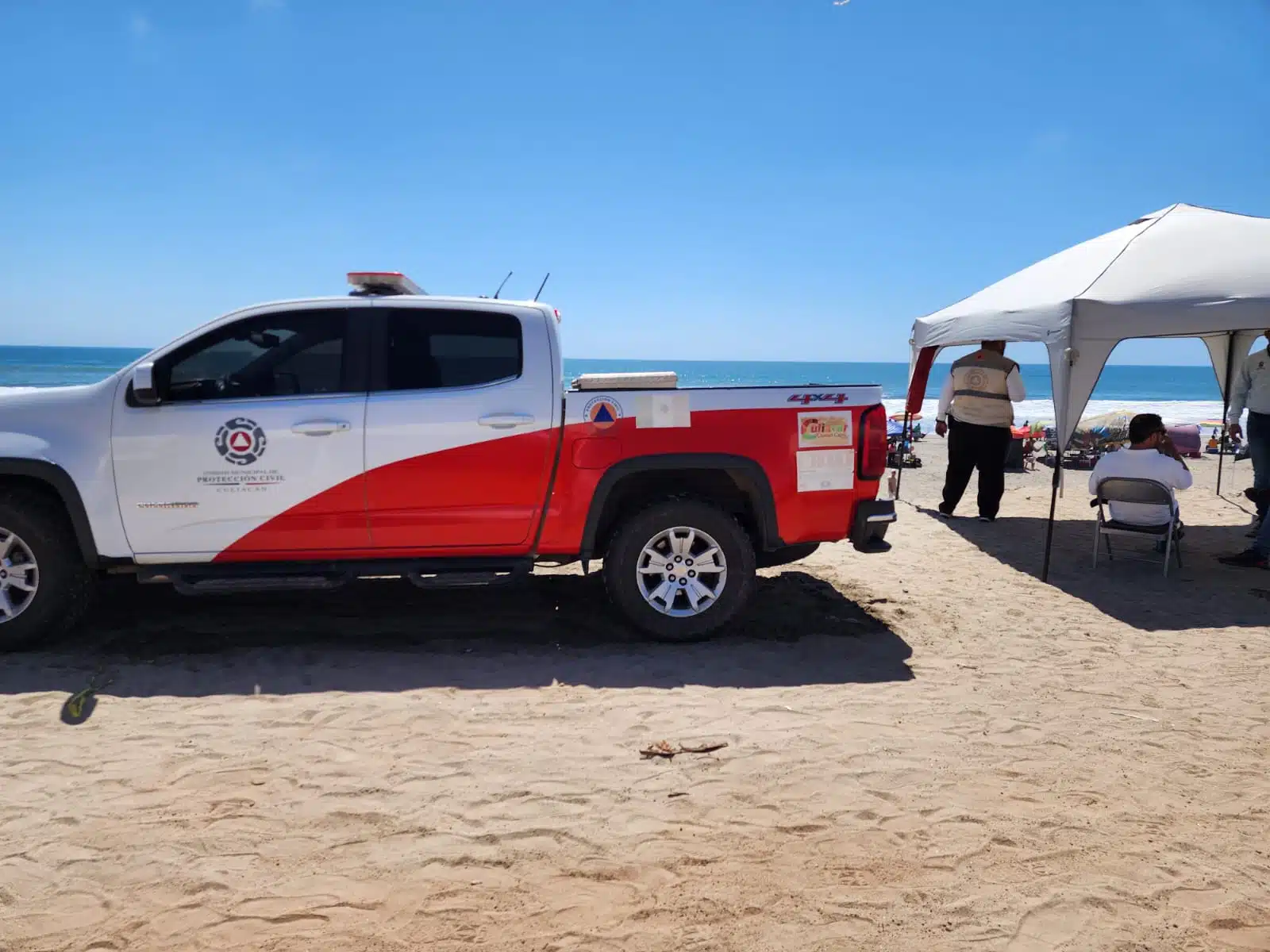 Personal de la Coordinación Municipal de Protección Civil, la Secretaría de Seguridad Pública y Tránsito Municipal, y cuerpos de auxilio, en playas de Culiacán.