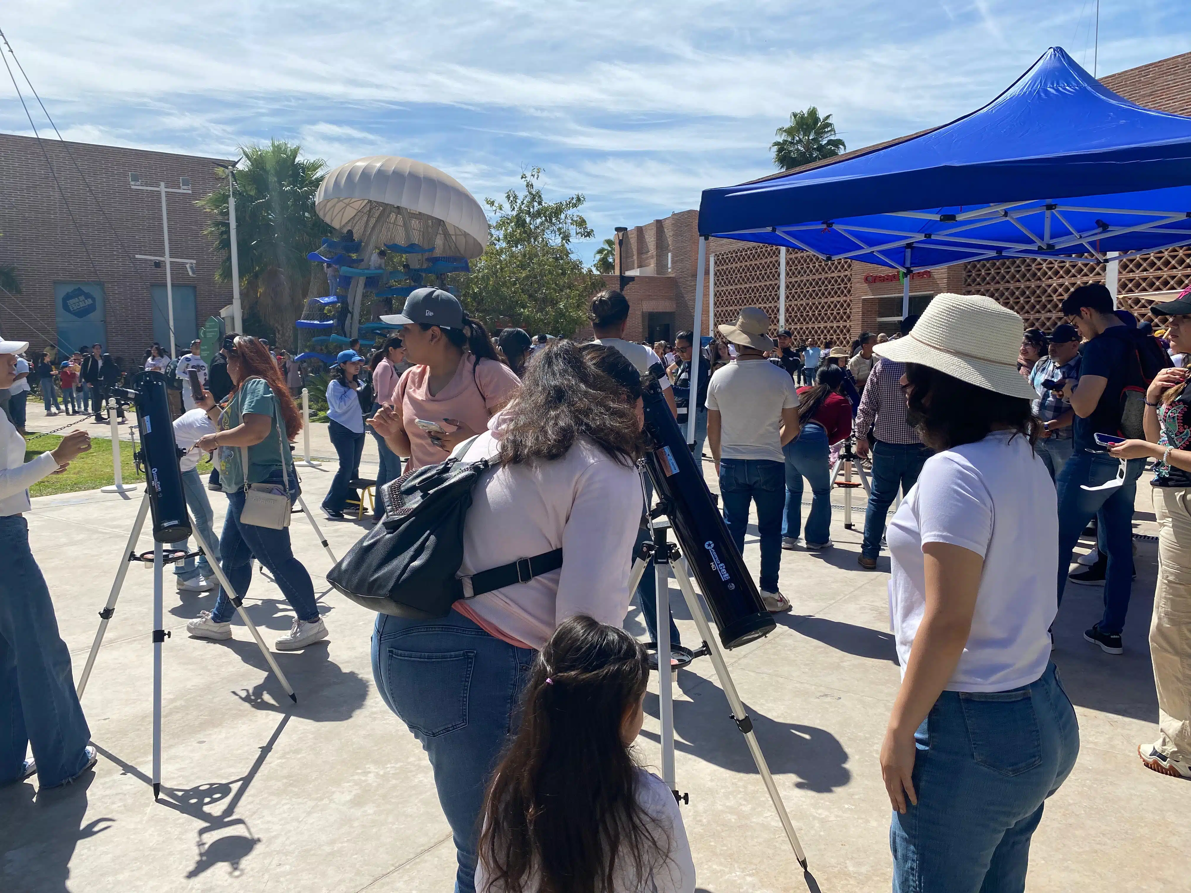 Ahomenses reunidos para observar el eclipse total de sol.