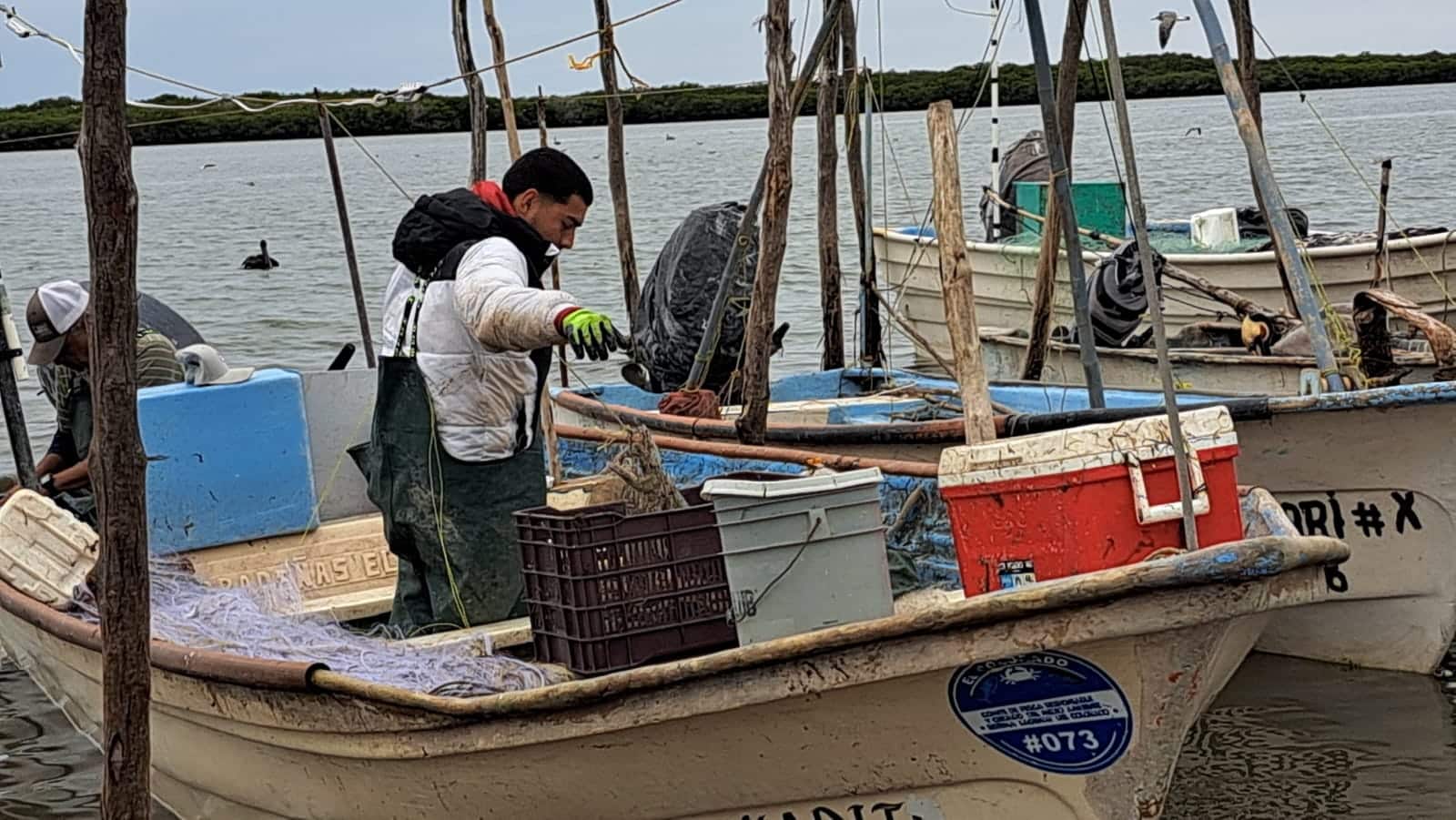 Pescador en embarcación
