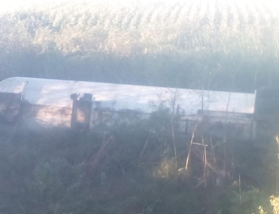 Pipa volcada aun lado de carretera