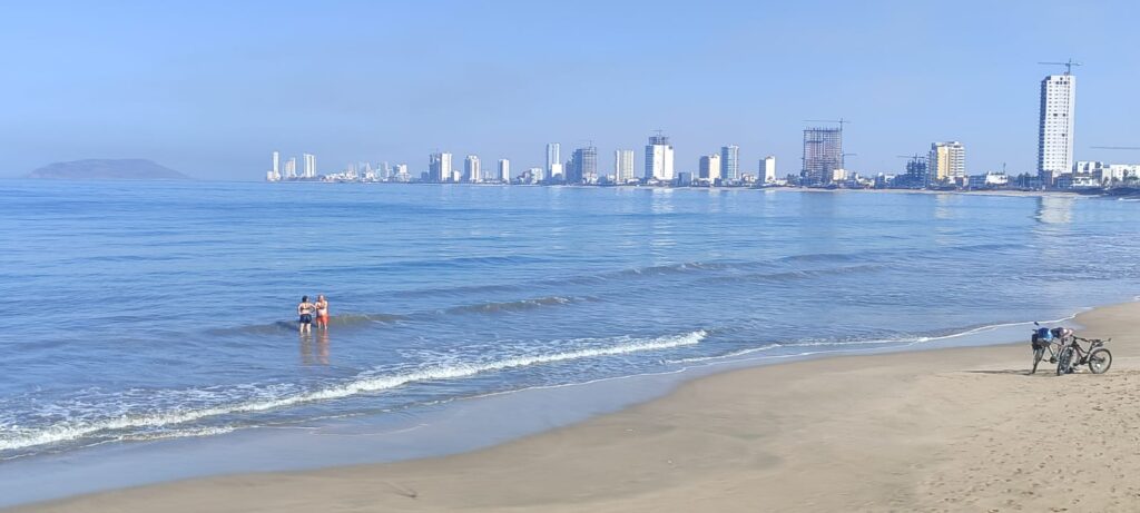 playa de Mazatlán con hoteles a lo lejos