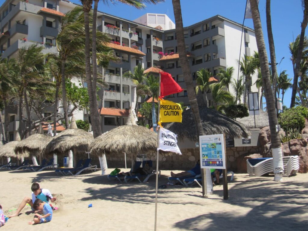 Banderillas de precaución en playa de Mazatlán