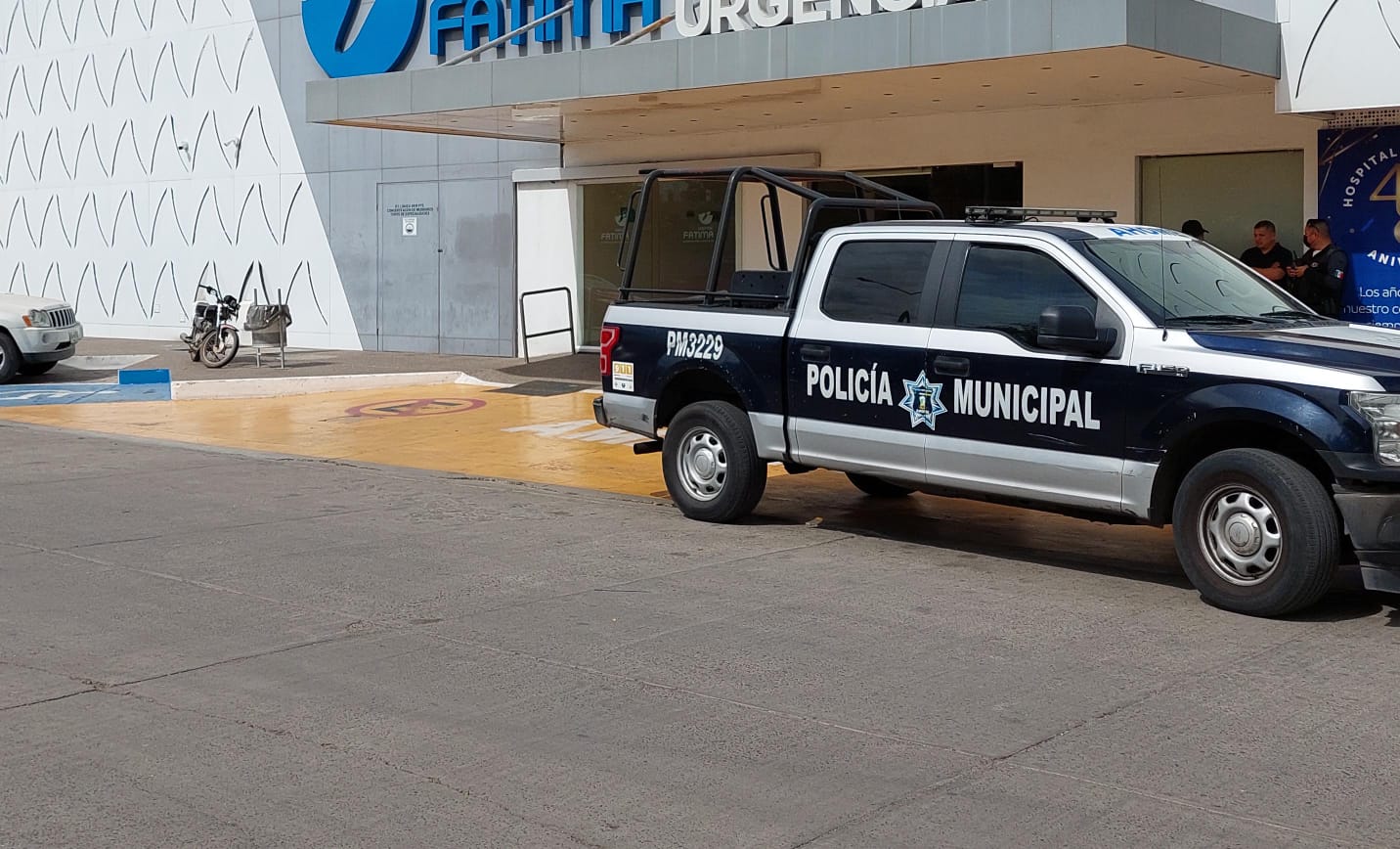 Policía Municipal afuera de hospital