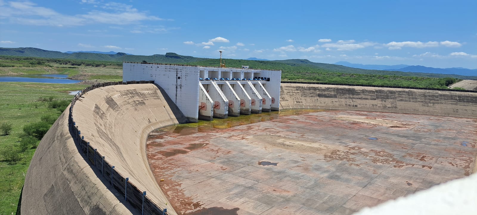 Presa de Sinaloa con bajo nivel de agua