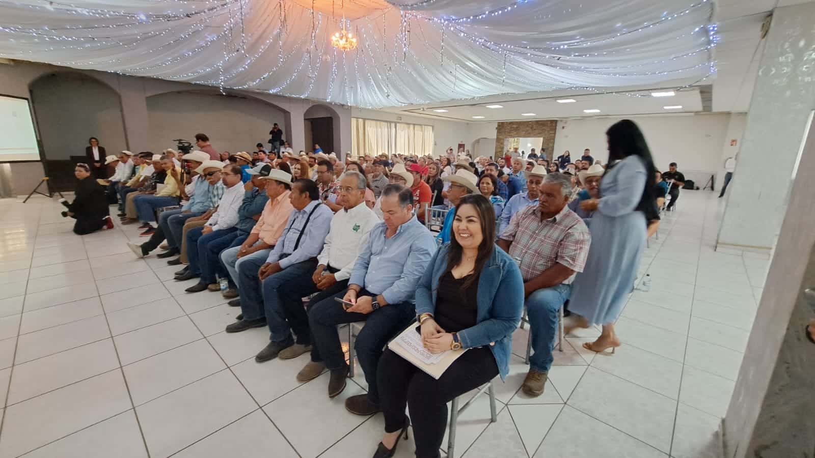 Productores agrícolas reunidos en Guasave.