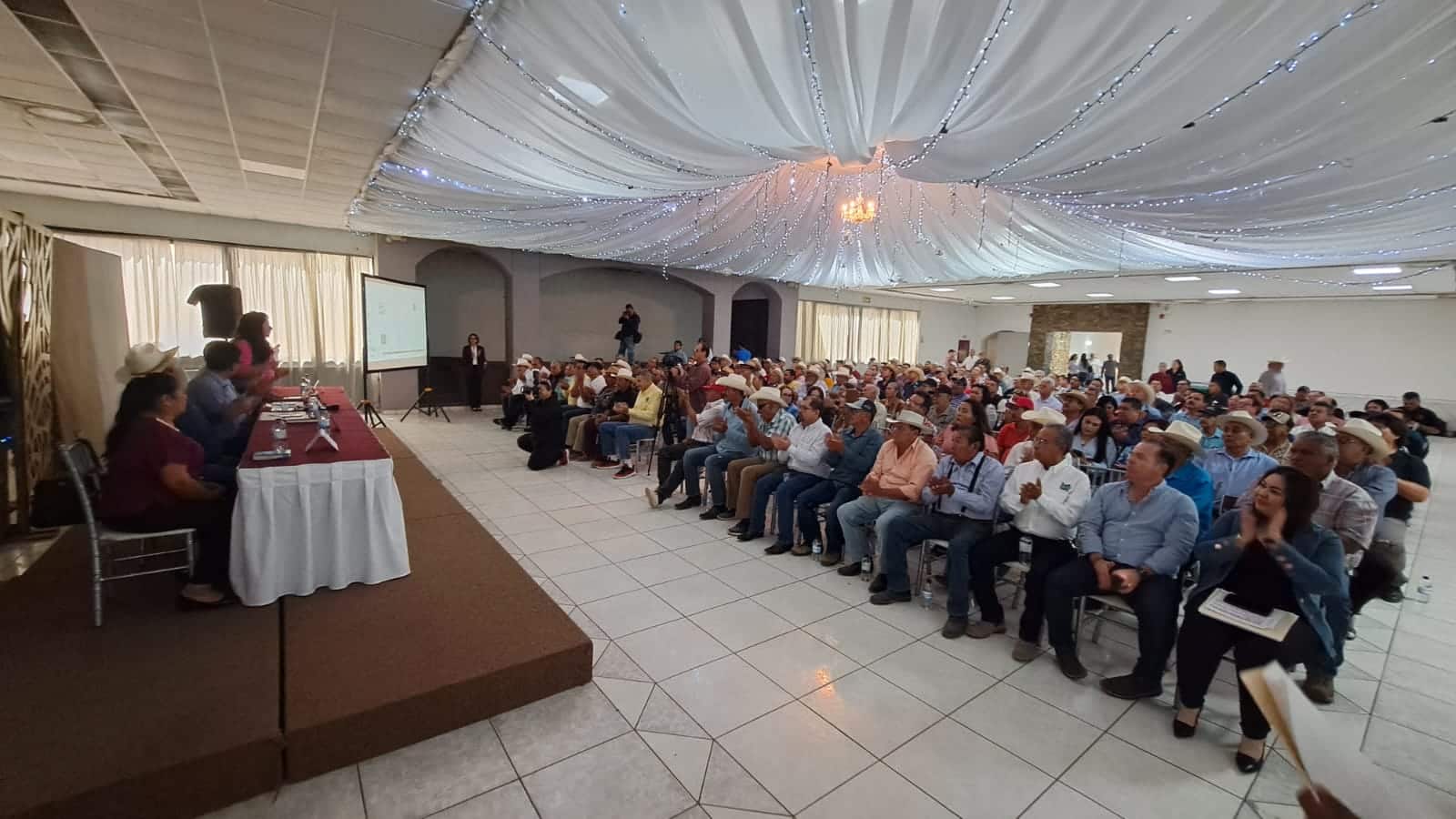 Productores agrícolas reunidos en Guasave.
