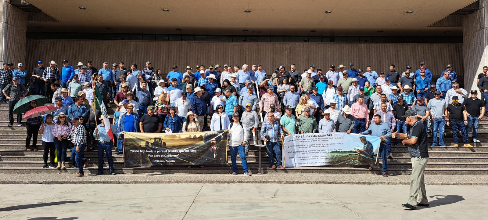 Productores agrícolas se manifiestan en palacio de Gobierno
