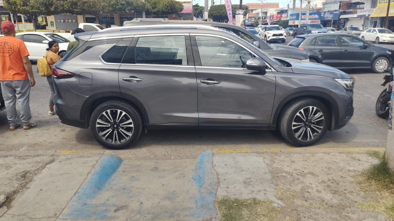Automóvil tapando rampa para discapacitados