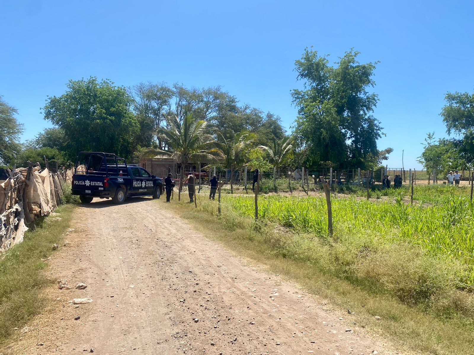 Elementos de la policía municipal en rancho de Alejandro Pimentel, lugar donde fue encontrado sin vida.