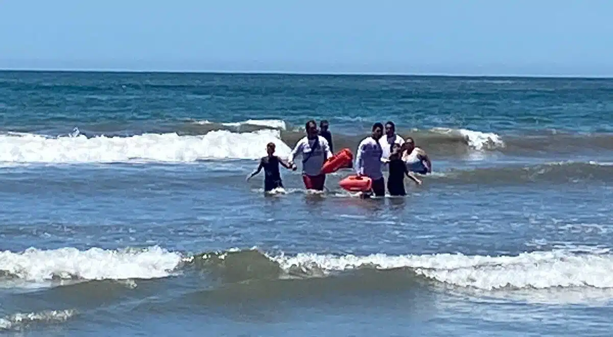 Salvavidas rescatan a turistas