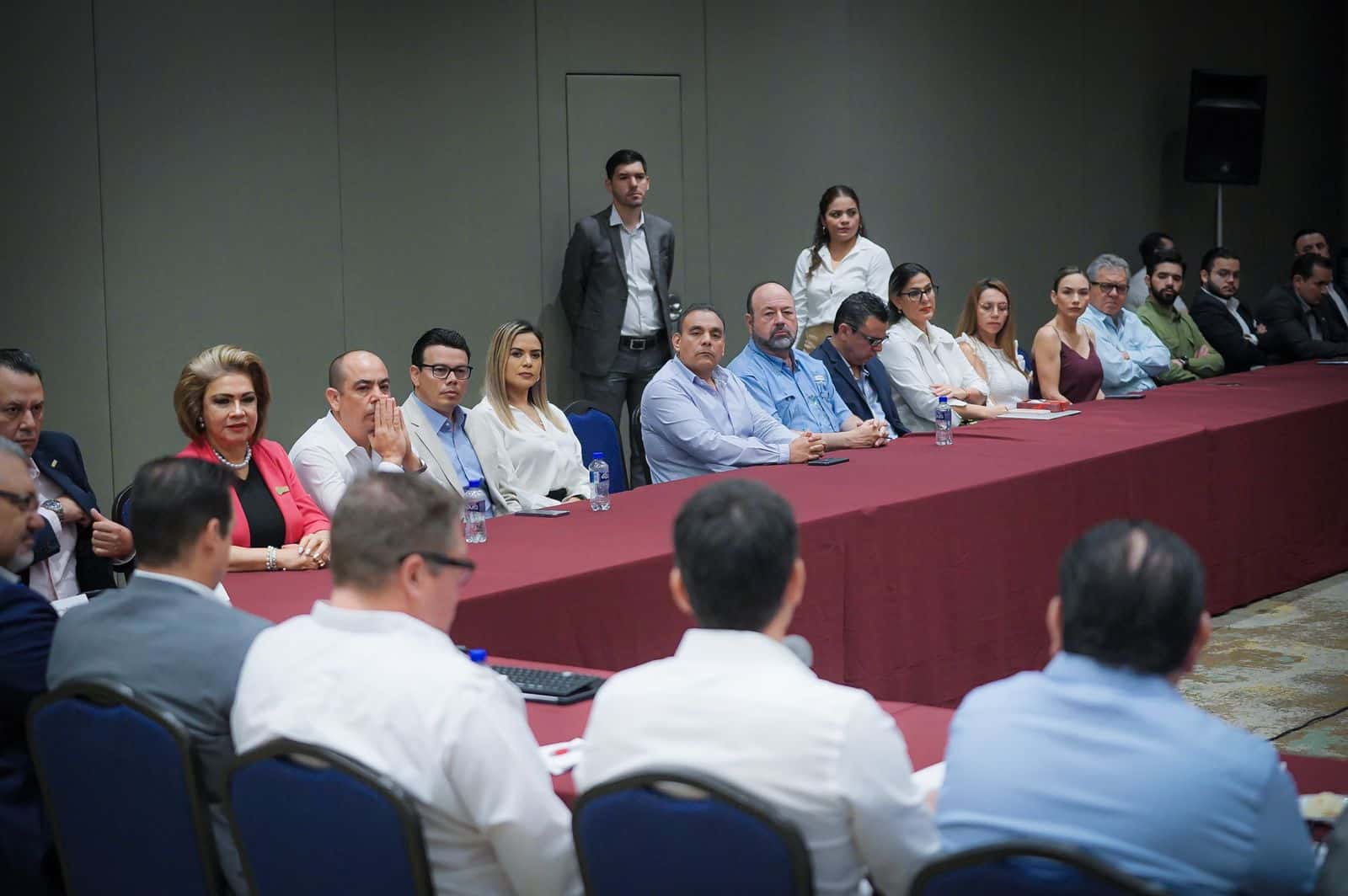 Reunión entre empresarios para la creación de un corredor industrial
