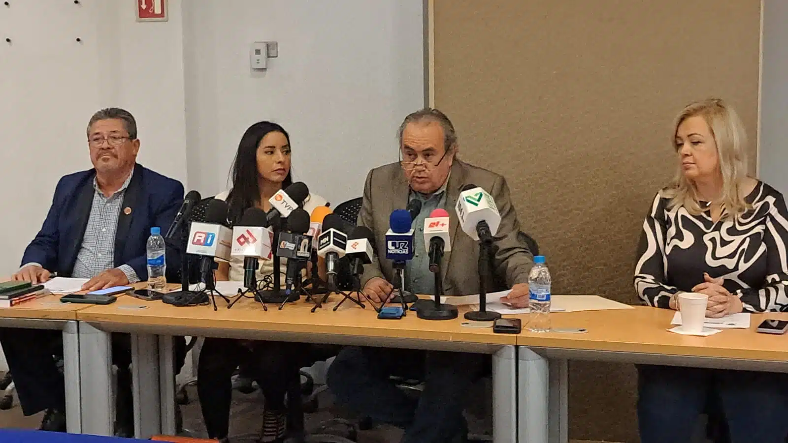 Integrantes del Centro Empresarial en rueda de prensa