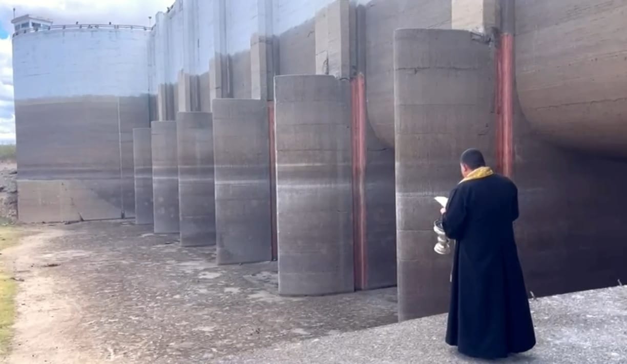 Sacerdote José Luis Ávila Sepúlveda orando en presa
