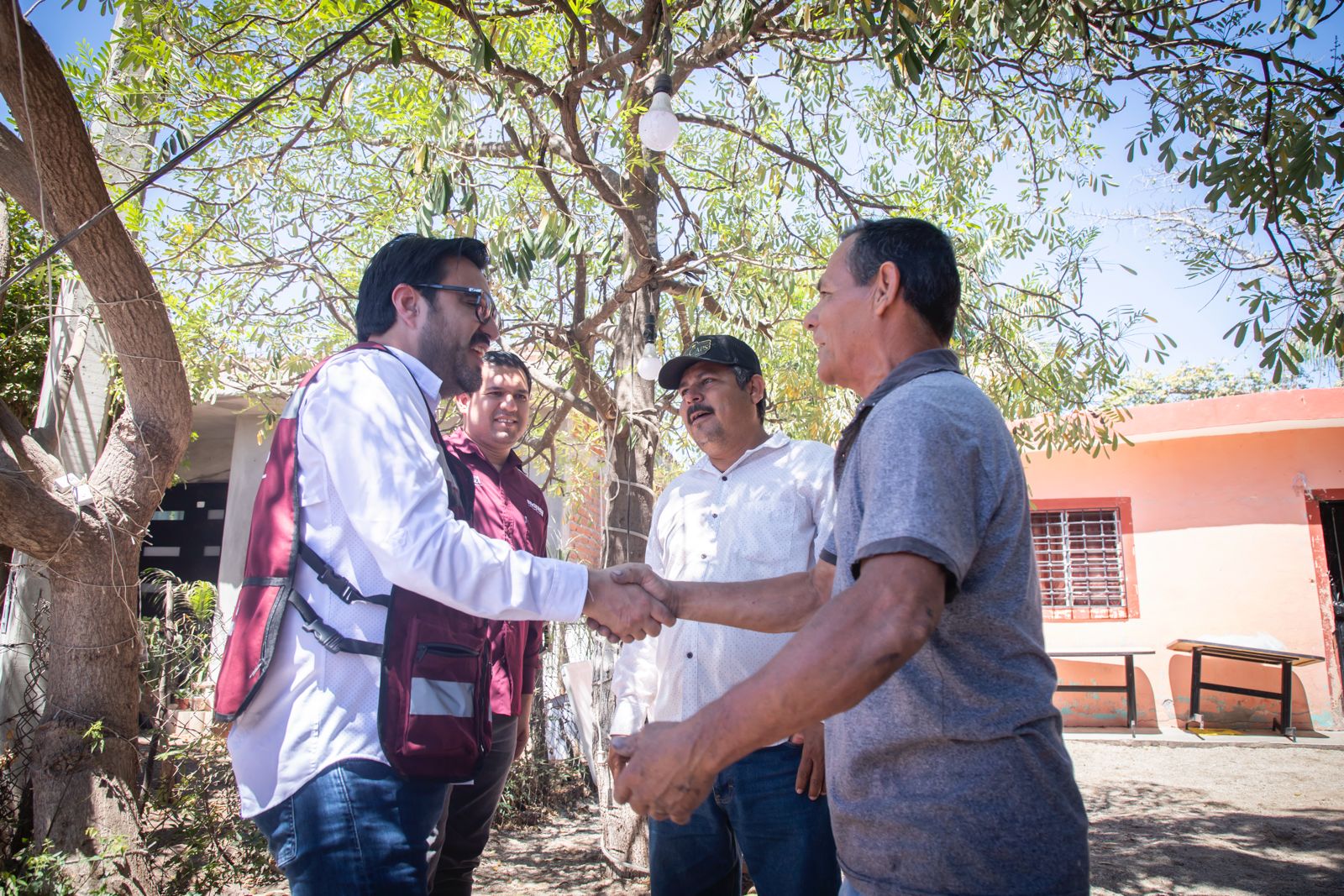 Juan de Dios Gámez Mendívil, recorre las calles de la sindicatura de El Tamarindo.
