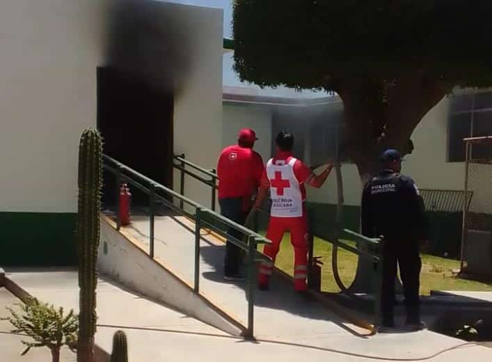 Bomberos atienden al llamado de incendio en una almacén de una clínica IMSS