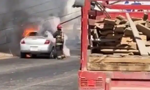 Se quema un automóvil en Mazatlán