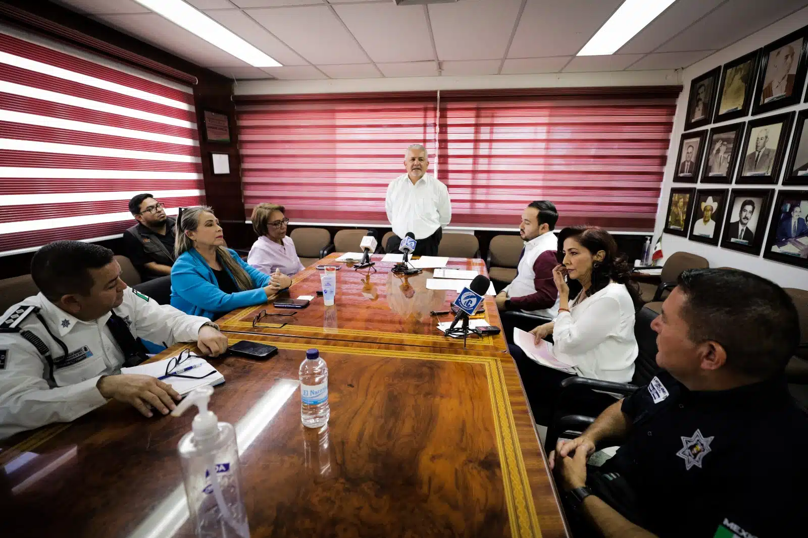 Integrantes de diversas instituciones en sesión del Ayuntamiento de Guasave