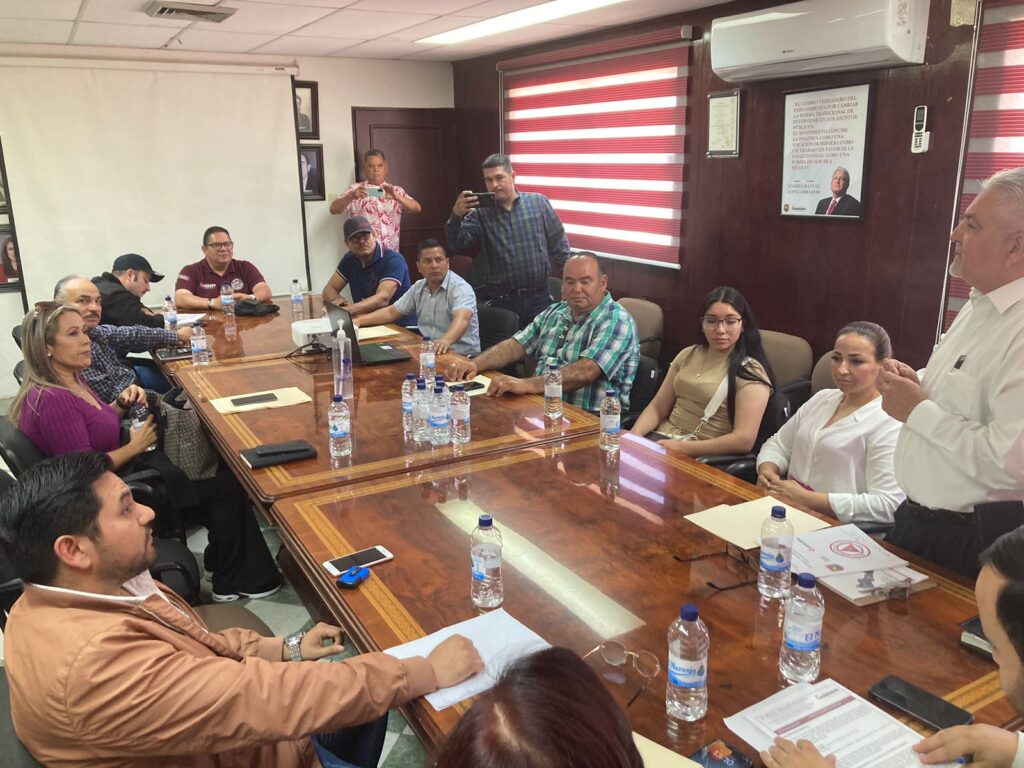 Integrantes de diversas instituciones en sesión del Ayuntamiento de Guasave