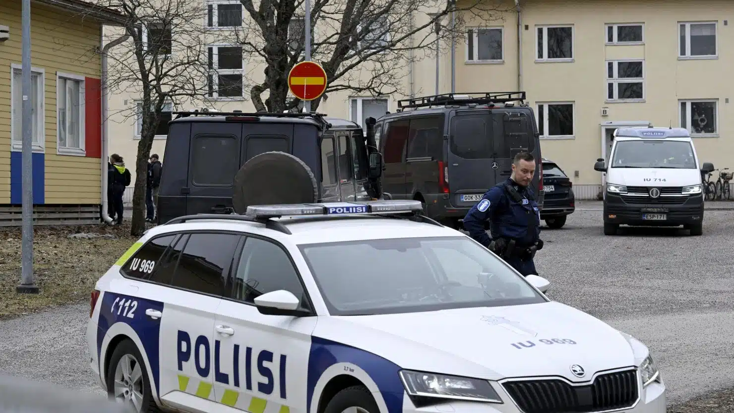 Policía finlandesa en el lugar donde ocurrió el tiroteo