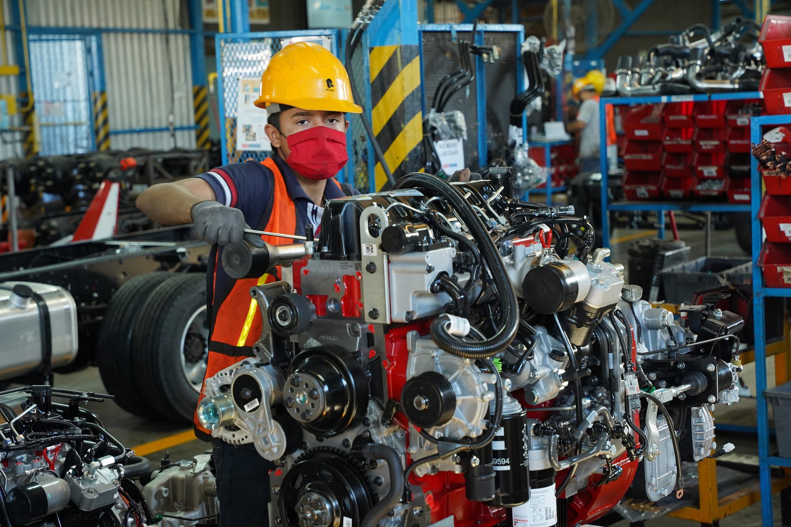 Hombre trabajando en mantenimiento de una maquina