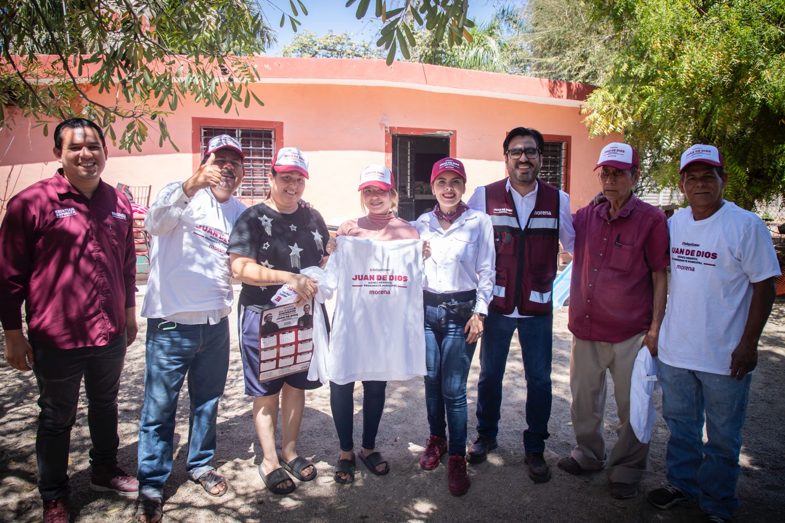 Juan de Dios Gámez Mendívil, recorre las calles de la sindicatura de El Tamarindo.