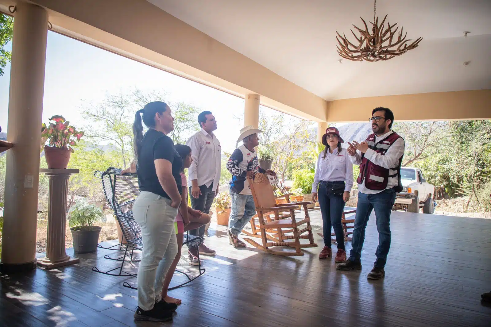 El aspirante de Morena a la alcaldía de Culiacán realizó un saludo casa por casa en la sindicatura de Jesús María