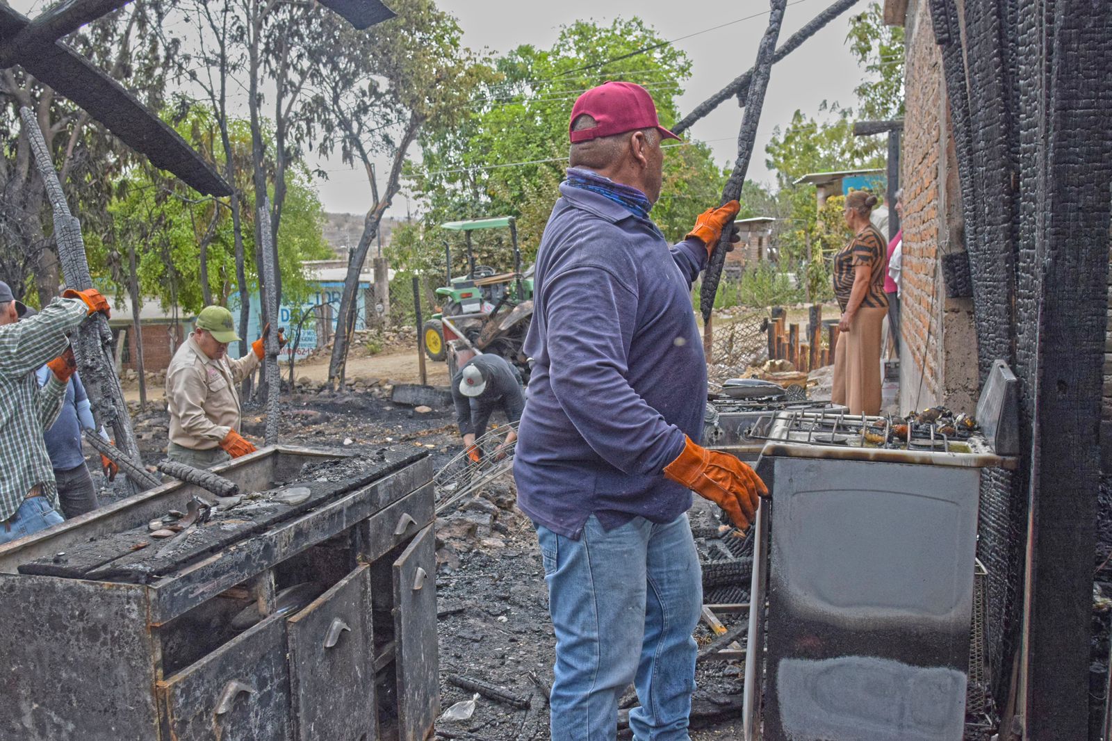 Autoridades del Ayuntamiento de El Fuerte, apoya con maquinaria para remover todo el material de madera que se incendió.