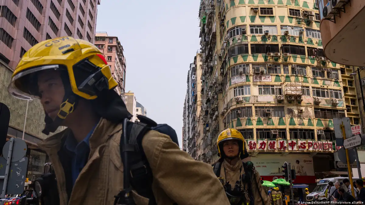 Bomberos de Hong Kong en el edificio donde hubo un incendio