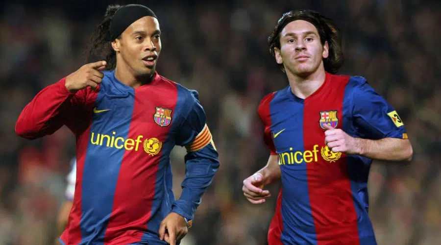 Messi metió su primer gol de manera profesional con el Barcelona, con asistencia de Ronaldinho