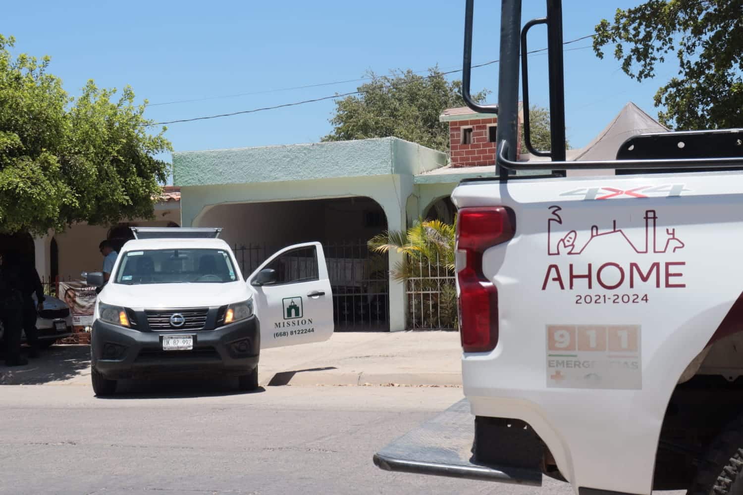 Protección civil de Ahome y camioneta de funeraria en domicilio