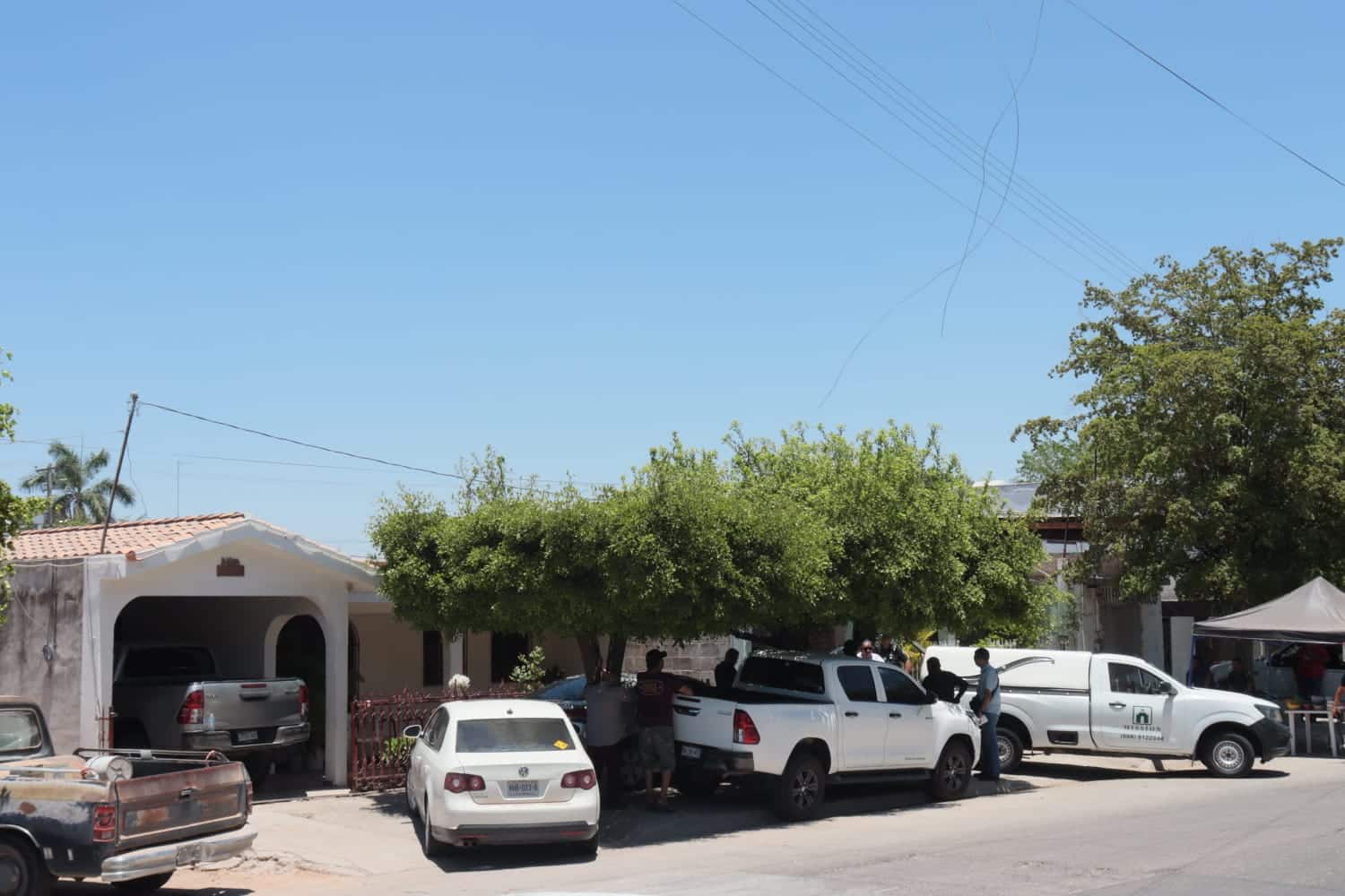 Protección civil de Ahome y camioneta de funeraria en domicilio