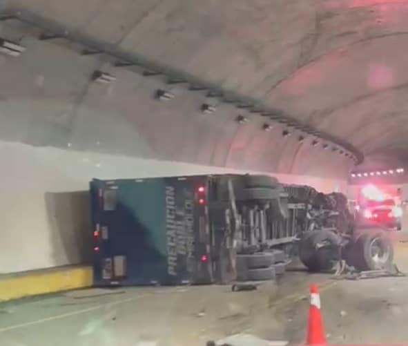 Un tráiler volcó en uno de los túneles de la Mazatlán-Durango