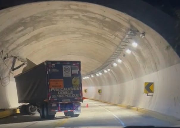 Un tráiler volcó en uno de los túneles de la Mazatlán-Durango