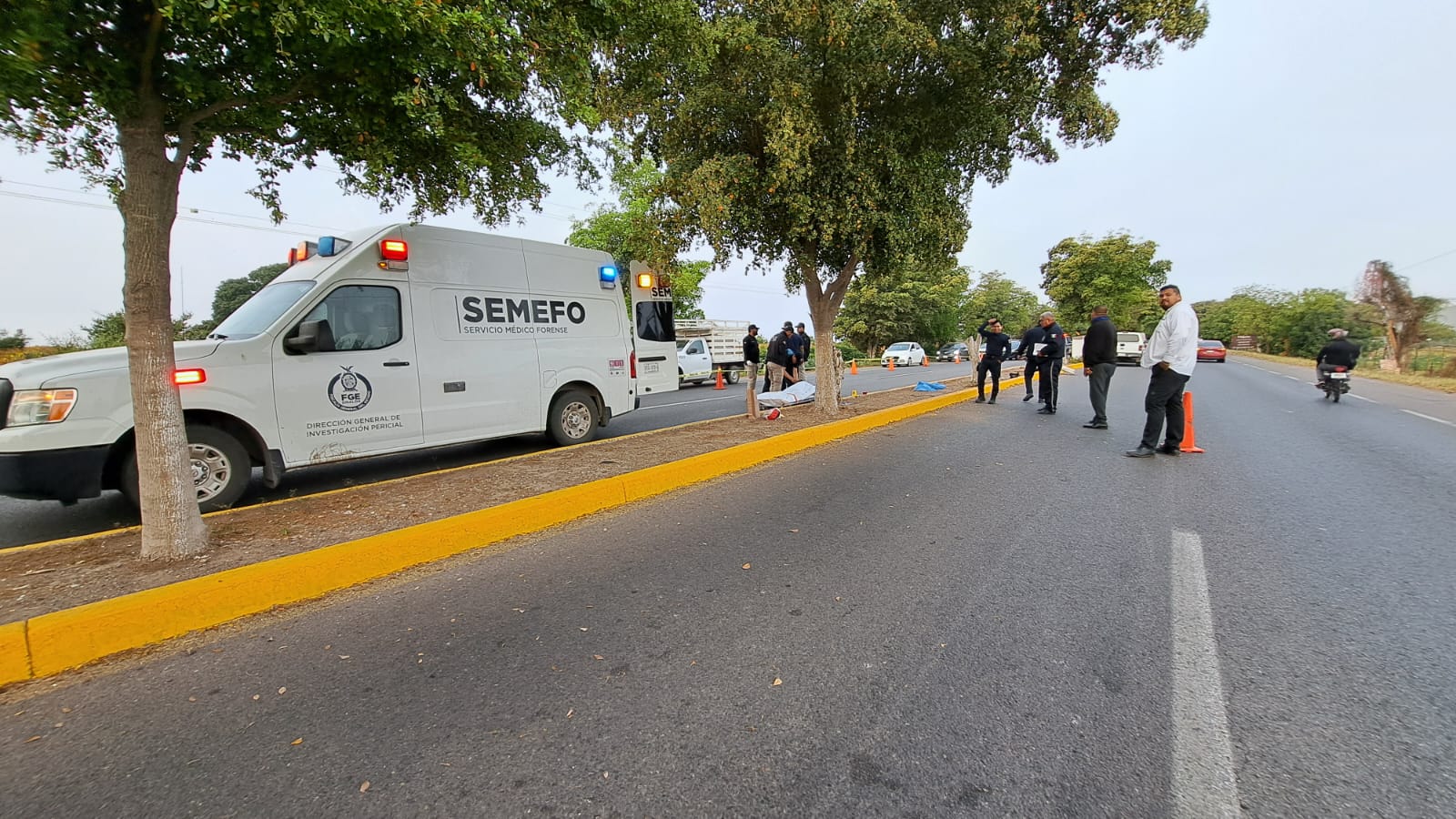 Motociclista fallece al chocar con un árbol en Culiacán./ Foto: Geovanny Elizalde