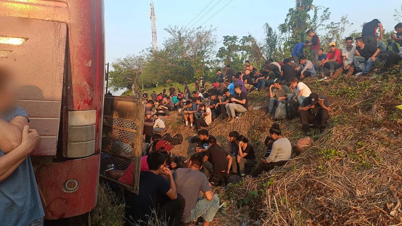 Abandonan a 407 migrantes en tres autobuses en Veracruz