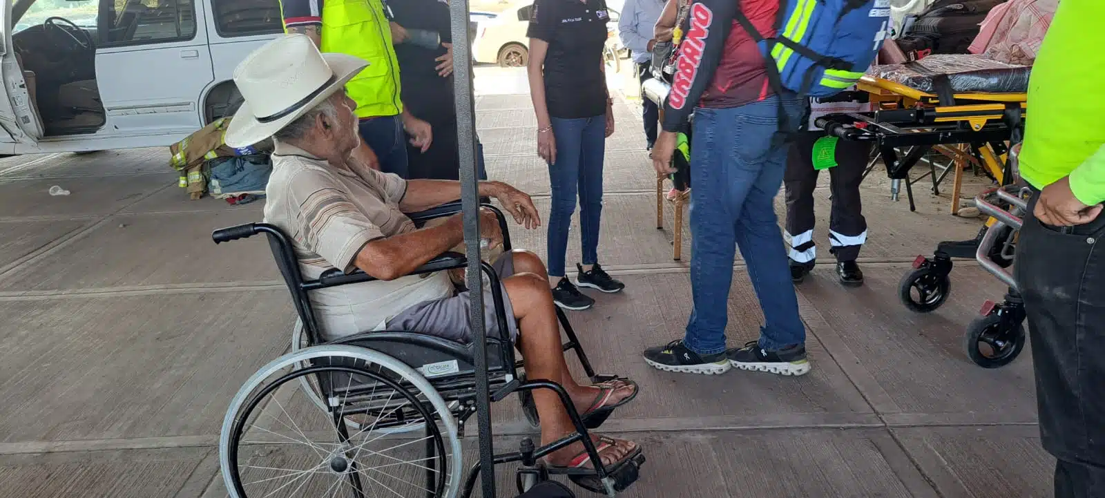 Doña Manuela Padilla de 86 años y don Nolberto Minjarez de 87, auxiliados por paramédicos