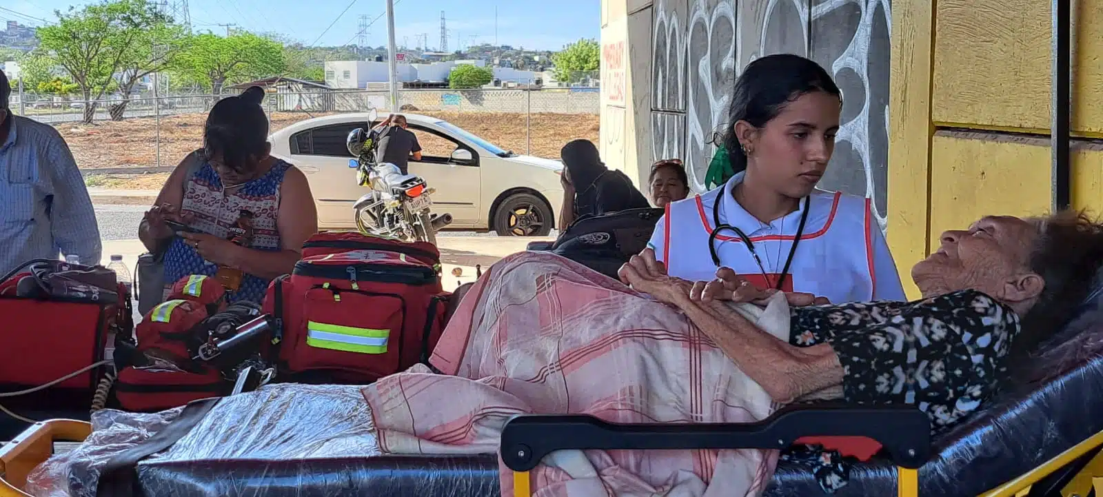 Doña Manuela Padilla de 86 años y don Nolberto Minjarez de 87, auxiliados por paramédicos