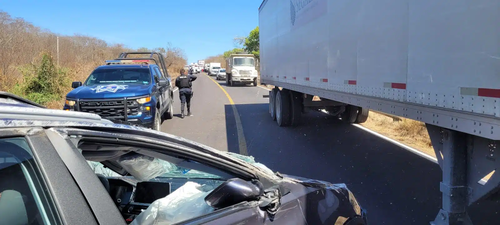 Camioneta chocada tras un accidente por la carretera libre Mazatlán-Culiacán