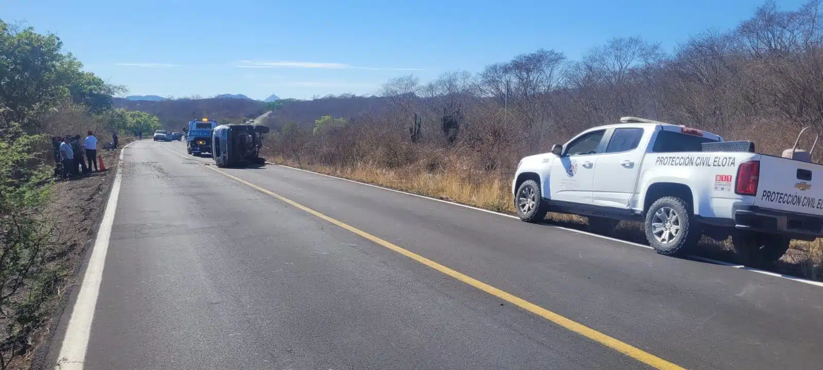 Camioneta chocada y volcada con los neumáticos hacia un lado tras un accidente por la carretera libre Mazatlán-Culiacán