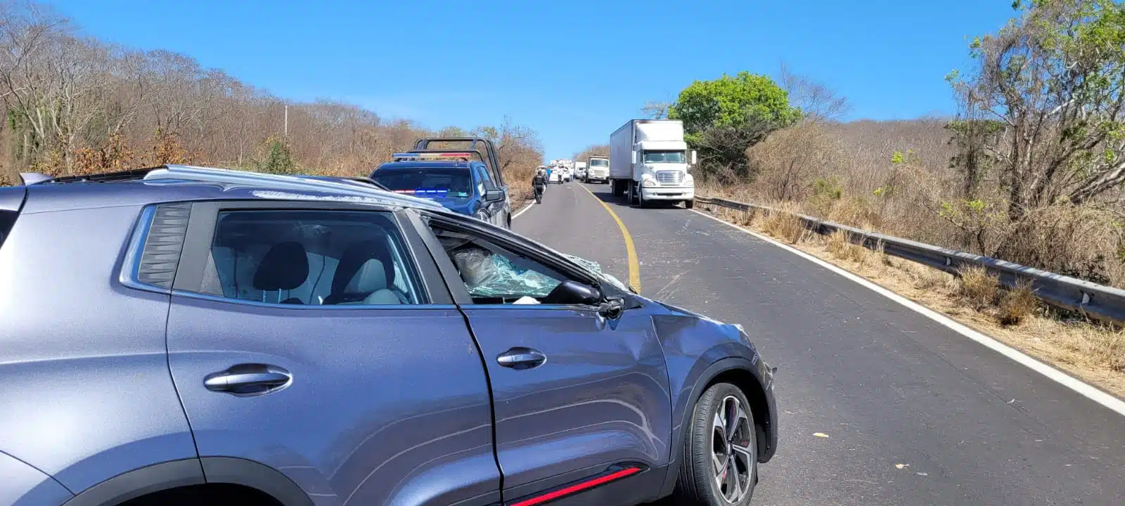 Camioneta chocada tras un accidente por la carretera libre Mazatlán-Culiacán