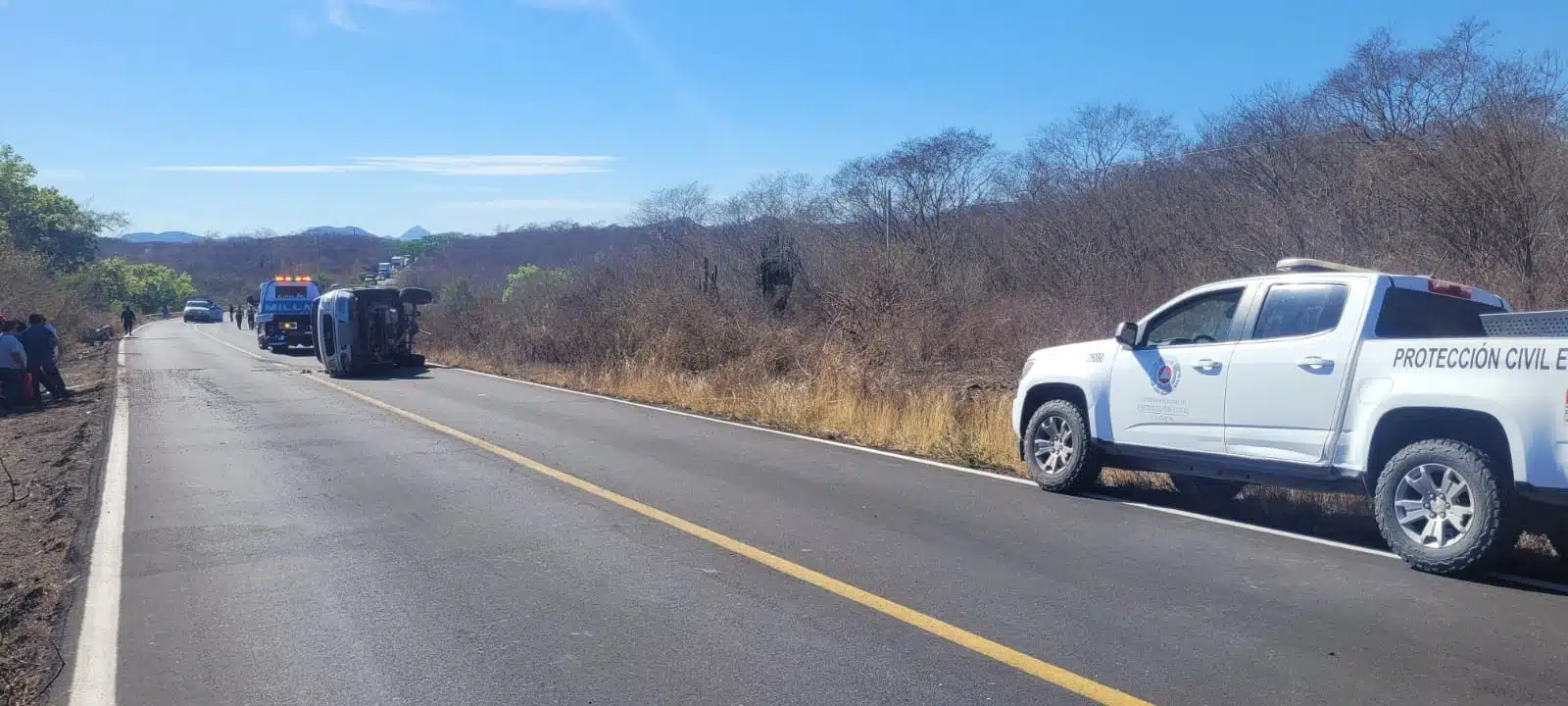 Camioneta chocada y volcada con los neumáticos hacia un lado tras un accidente por la carretera libre Mazatlán-Culiacán