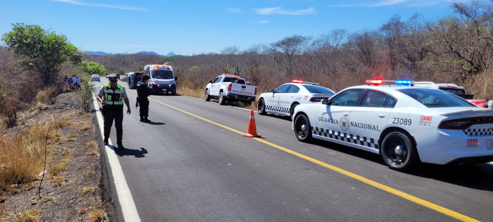 Camioneta chocada y otra volcada con los neumáticos hacia un lado tras un accidente por la carretera libre Mazatlán-Culiacán